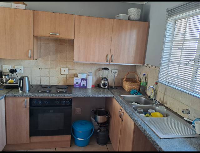 2 BEDROOM TOWNHOUSE FOR SALE IN CASTLEVIEW